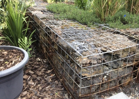 Il PVC verde ha ricoperto i canestri del gabbione del muro di sostegno di rettangolo come decorazione del giardino