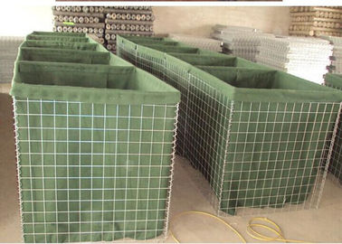 Barriera di bastione difensivo, scatola verde di gabion difensivo piena di sabbia.