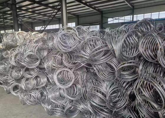 Griglia di protezione da cadute di roccia leggera che offre un'installazione e una manutenzione facili, garantendo al contempo la massima protezione dalle cadute di roccia