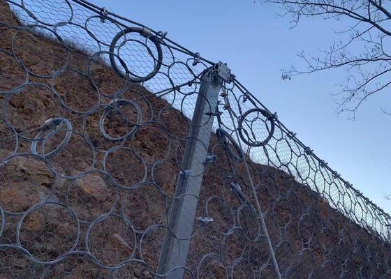 Griglia di protezione da cadute di roccia flessibile che fornisce soluzioni di barriera per ridurre al minimo i rischi di cadute di roccia sui pendii e sulle strade